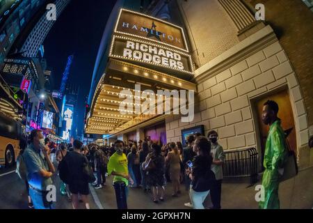 Theaterliebhaber betreten am Dienstag, den 14. September 2021, das Richard Rodgers Theatre im Theaterviertel am Times Square in New York zur Wiedereröffnung des Musicals Hamilton. Masken und Impfungen waren für die Teilnehmer erforderlich, die sich freuen, wieder Live-Theater zu erleben. (© Richard B. Levine) Stockfoto