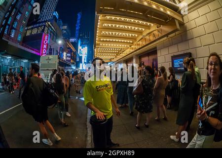 Theaterliebhaber betreten am Dienstag, den 14. September 2021, das Richard Rodgers Theatre im Theaterviertel am Times Square in New York zur Wiedereröffnung des Musicals Hamilton. Masken und Impfungen waren für die Teilnehmer erforderlich, die sich freuen, wieder Live-Theater zu erleben. (© Richard B. Levine) Stockfoto