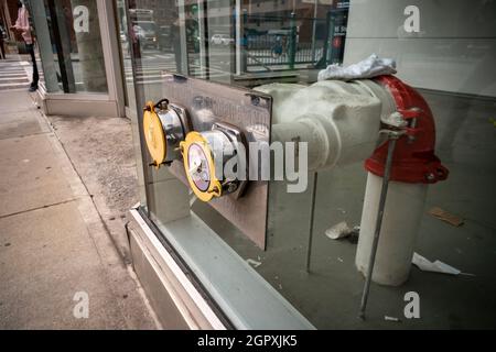 Standrohr passiert am Donnerstag, den 23. September 2021, in New York ein Glasfenster. Eine Standleitung ist eine Trockenleitung, die die Feuerwehr anschließt, um Wasser in die oberen oder in diesem Fall unterirdischen Stockwerke zu liefern. (© Richard B. Levine) Stockfoto