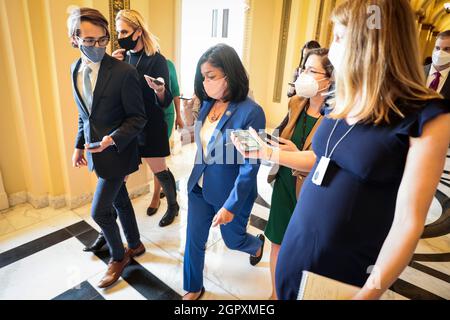 Washington, USA. September 2021. Die Vertreterin Pramila Jayapal, D-WA, spricht am 30. September 2021 in Washington, DC mit Reportern im US-Kapitol.(Foto: Oliver Contreras/Sipa USA) Quelle: SIPA USA/Alamy Live News Stockfoto