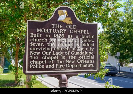NEW ORLEANS, LA, USA - 25. SEPTEMBER 2021: Historischer Marker für die „Old Mortuary Chapel“ in der Rampart Street Stockfoto