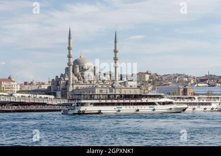 Blick auf die Yeni Cami (Neue Moschee), die ursprünglich als Valide Sultan Moschee (Valide Sultan Camii) bezeichnet wurde, von der Galata-Brücke, Istanbul, Türkei. Stockfoto