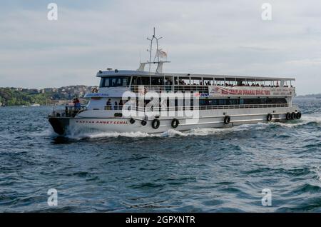 Menschen auf der Fähre im Bosporus. Die Menschen überqueren den Bosporus mit der Fähre. Eine Fähre, die durch den Bosporus fährt. Stockfoto