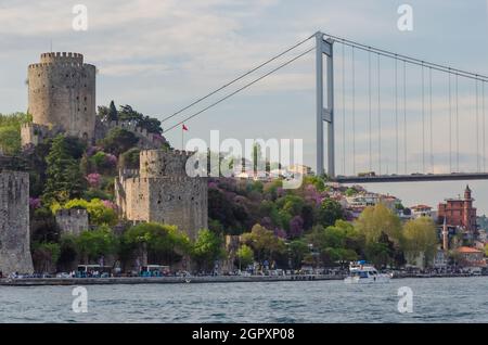 Die Festung von Rumeli Hisari vor dem Hintergrund einer Fatih Sultan Mehmet Brücke über den Bosporus in Istanbul, Türkei. Stockfoto