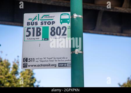 Der Amtrak-Bahnhof Berkeley liegt einen Block vom Einkaufsviertel der 4th Street in Berkeley, Kalifornien, entfernt. Der Bahnhof wird für Einheimische, Studenten, t verwendet Stockfoto