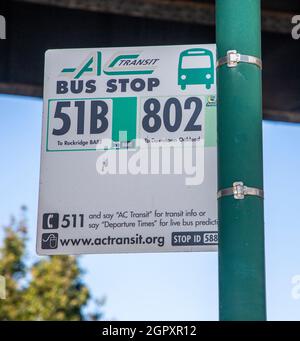 Der Amtrak-Bahnhof Berkeley liegt einen Block vom Einkaufsviertel der 4th Street in Berkeley, Kalifornien, entfernt. Der Bahnhof wird für Einheimische, Studenten, t verwendet Stockfoto