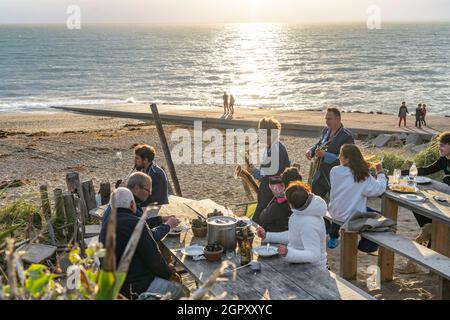 Live Musik im Restaurant La Cale am Strand von Blainville-sur-Mer, Normandie, Frankreich | Live Musik im Restaurant La Cale auf Blainville-sur-M Stockfoto