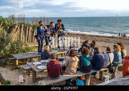 Live Musik auf den Tischen im Restaurant La Cale am Strand von Blainville-sur-Mer, Normandie, Frankreich | Live Musik auf dem Tisch im Restaurant Stockfoto