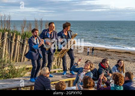 Live Musik auf den Tischen im Restaurant La Cale am Strand von Blainville-sur-Mer, Normandie, Frankreich | Live Musik auf dem Tisch im Restaurant Stockfoto