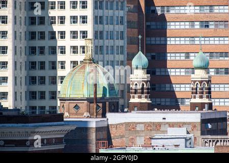 NEW ORLEANS, LA, USA - 26. SEPTEMBER 2021: Luftaufnahme der Kuppel und der Türme der Unbefleckten Empfängnis der katholischen Kirche im Herzen der Innenstadt Stockfoto