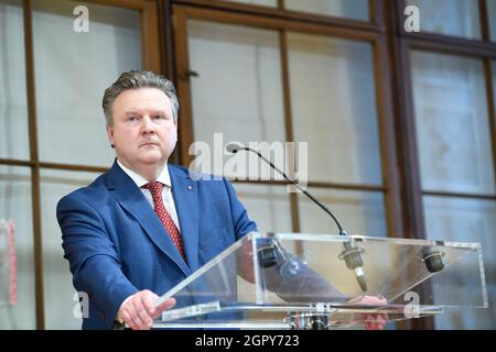 Wien, Österreich. September 2021. Pressekonferenz zum Stand der Verhandlungen in der östlichen Region rund um das Klimaticket mit dem Wiener Gouverneur Michael Ludwig (SPÖ). Stockfoto