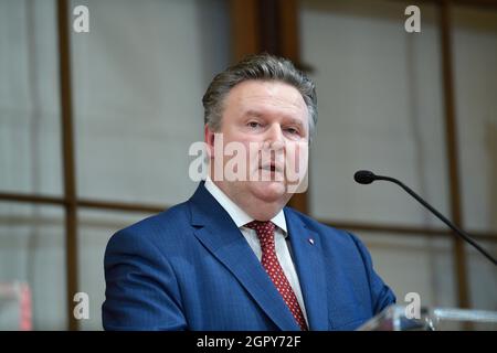 Wien, Österreich. September 2021. Pressekonferenz zum Stand der Verhandlungen in der östlichen Region rund um das Klimaticket mit dem Wiener Gouverneur Michael Ludwig (SPÖ). Stockfoto