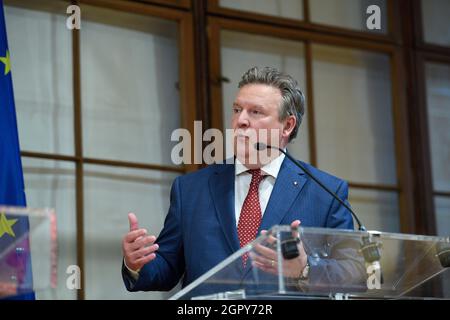 Wien, Österreich. September 2021. Pressekonferenz zum Stand der Verhandlungen in der östlichen Region rund um das Klimaticket mit dem Wiener Gouverneur Michael Ludwig (SPÖ). Stockfoto