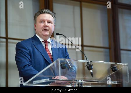 Wien, Österreich. September 2021. Pressekonferenz zum Stand der Verhandlungen in der östlichen Region rund um das Klimaticket mit dem Wiener Gouverneur Michael Ludwig (SPÖ). Stockfoto