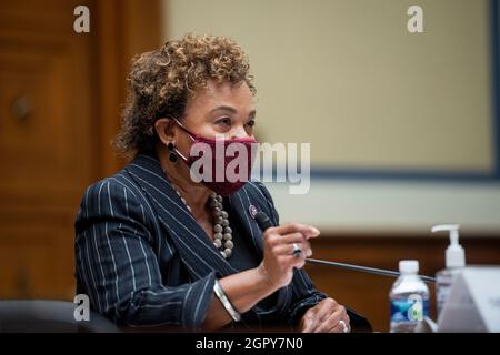 Washington, Vereinigte Staaten Von Amerika. September 2021. Die US-Abgeordnete Barbara Lee (Demokratin von Kalifornien), Co-Vorsitzende des Congressional Pro-Choice Caucus, spricht über ihre Erfahrungen mit einer Abtreibung während einer Anhörung im Ausschuss für Aufsicht und Reform des Repräsentantenhauses „A State of Crisis: Untersuchung der dringenden Notwendigkeit, Abtreibungsrechte und Zugang zu schützen und zu erweitern“ im Bürogebäude des Rayburn House in Washington, DC, Donnerstag, 30. September 2021. Quelle: Rod Lampey/CNP/Sipa USA Quelle: SIPA USA/Alamy Live News Stockfoto