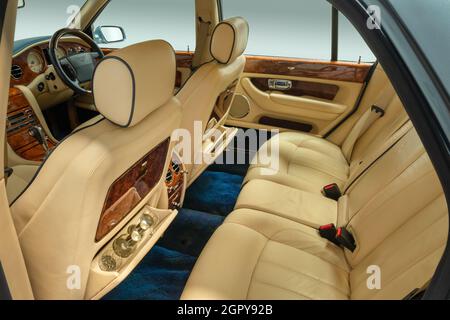Beifahrersitze im Fond in einem Bentley Arnage R Mulliner 6.76 V8 Twin Turbo aus dem Jahr 2006 Stockfoto