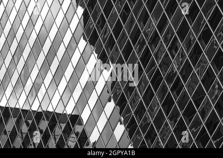 Nahaufnahme der Spiegelung zweier Wolkenkratzer in Chicago Stockfoto