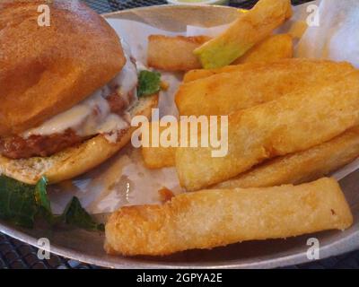 Veggie Burger mit leckeren Yuca Fries Stockfoto