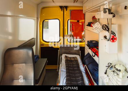 Zaporozhye, Ukraine- November 08 2019 : Krankenwagen im Inneren. Gerätesicherheit. Medizin- und Gesundheitskonzept. Stockfoto