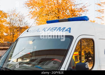 Zaporozhye, Ukraine- November 08 2019 : moderner Krankenwagen. Fragment eines Ambulanzwagens. Stockfoto