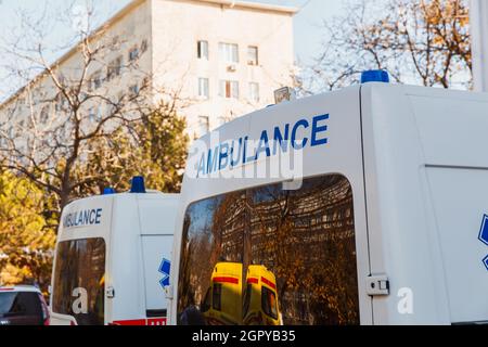 Zaporozhye,Ukraine- November 08 2019 :moderner Krankenwagen. Rückansicht eines Sanitäters. Stockfoto