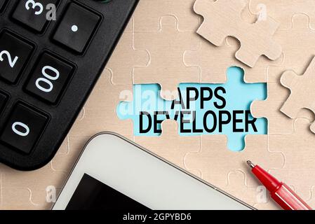 Textunterschrift mit Darstellung von Apps Developer. Konzept Bedeutung Grafiker Software Programmierer und Analyst Experten Erstellen einer unvollendeten weißen Jigsaw Stockfoto