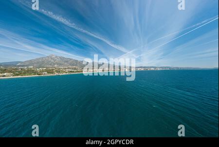 Ein Tag der Schifffahrt vor der Küste von marbella, malaga, im Süden spaniens. Blick vom Meer Stockfoto
