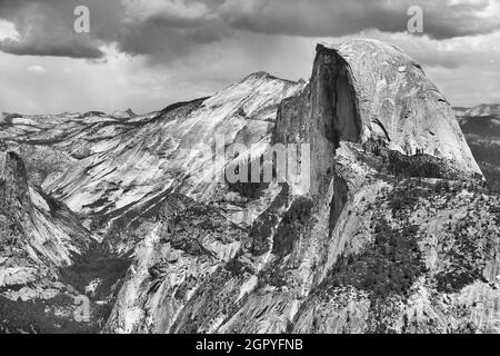 Yosemite National Park - Half Dome in Schwarz und Weiß Stockfoto