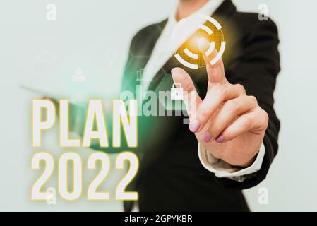 Konzeptionelle Bildunterschrift Plan 2022. Konzeptfoto detaillierter Vorschlag, etwas im nächsten Jahr zu erreichen Frau in Uniform tragen Telefon und tippen Stockfoto