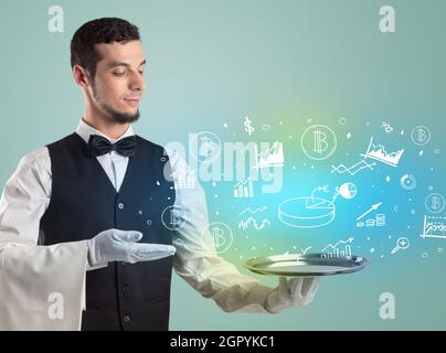 Hübscher junger Kellner im Smoking, der Geldsymbole auf dem Tablett hält Stockfoto