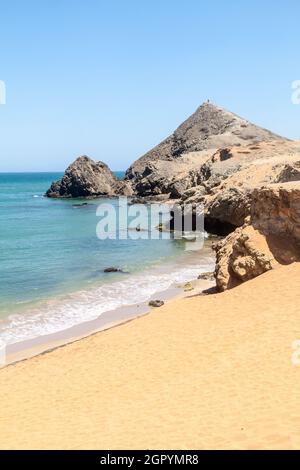 Küste der Halbinsel La Guajira in Kolumbien. Strand Playa del Pilon. Pilon de Azucar Hügel im Hintergrund. Stockfoto