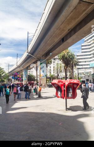 MEDELLIN, KOLUMBIEN - 1. SEPTEMBER 2015: Erhöhte Metrolinie im Zentrum von Medellin. Stockfoto