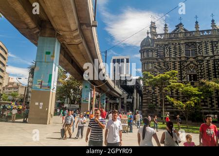 MEDELLIN, KOLUMBIEN - 1. SEPTEMBER 2015: Erhöhte Metrolinie fährt am Kulturpalast in Medellin vorbei. Stockfoto