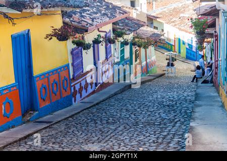 GUATAPE, KOLUMBIEN - 2. SEPTEMBER 2015: Bunt dekorierte Häuser im Dorf Guatape, Kolumbien Stockfoto