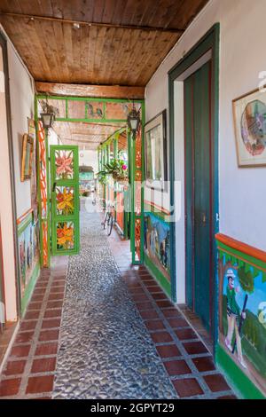 GUATAPE, KOLUMBIEN - 2. SEPTEMBER 2015: Bunt dekoriertes Haus in Guatape, Kolumbien Stockfoto