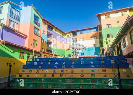 GUATAPE, KOLUMBIEN - 2. SEPTEMBER 2015: Bunt dekorierte Häuser im Dorf Guatape, Kolumbien Stockfoto