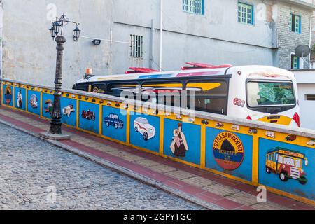 GUATAPE, KOLUMBIEN - 2. SEPTEMBER 2015: Farbenfroh eingerichteter Busbahnhof im Dorf Guatape, Kolumbien Stockfoto