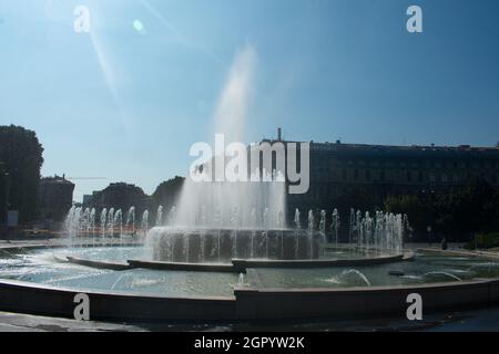 Weibliche Touristen vor der Fontana di Piazza Castello neben dem berühmten Castello Sforzesco in Mailand Italien. Italienisches Touristenziel Stockfoto