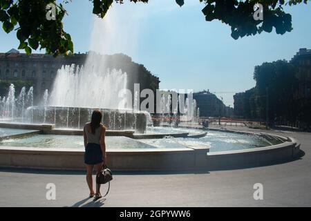 Weibliche Touristen vor der Fontana di Piazza Castello neben dem berühmten Castello Sforzesco in Mailand Italien. Italienisches Touristenziel Stockfoto