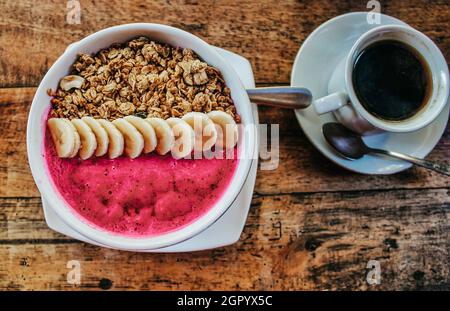 schüssel mit drachenfrucht-Smoothie und Kaffee Stockfoto