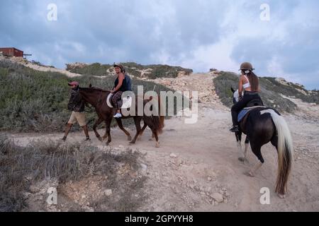 Georges Ranch Reiten Sonnenuntergang Trek, Peyia, Paphos, Zypern. Stockfoto