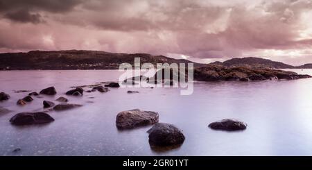 Sonnenuntergang über dem Meer in Westnorwegen. Norwegische Küste in Bergen. Stockfoto