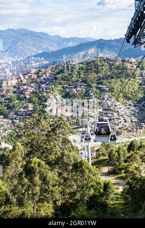 MEDELLIN, KOLUMBIEN - 1. SEPTEMBER: Die Seilbahn von Medellin verbindet arme Viertel in den Hügeln rund um die Stadt. Stockfoto
