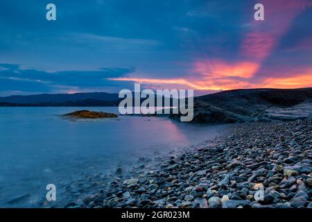 Sonnenuntergang über dem Meer in Westnorwegen. Norwegische Küste in Bergen. Stockfoto