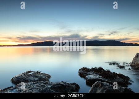 Sonnenuntergang über dem Meer in Westnorwegen. Norwegische Küste in Bergen. Stockfoto