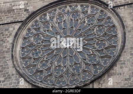 Nahaufnahme des Fensters auf der Kathedrale in Barcelona Stockfoto