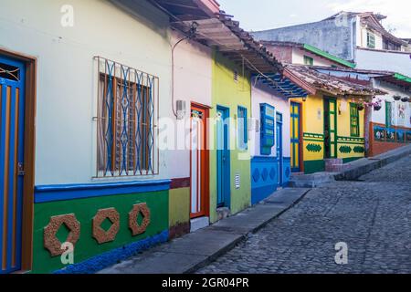 Bunt geschmückten Häuser in Guatape Dorf, Kolumbien Stockfoto