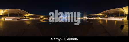 Panorama Fischauge Blick auf die große Moschee in Abu Dhabi, Vereinigte Arabische Emirate bei Nacht mit einer Spiegelung im Pool Stockfoto