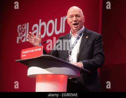 Matt Rack, Generalsekretär der Gewerkschaft der Feuerwehr, spricht auf der Labour Party Konferenz in Brighton. Stockfoto