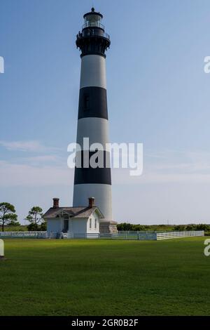 Vertikales Landschaftsfoto des Bodie Island Lighthouse am Outer Banks von North Carolina Stockfoto